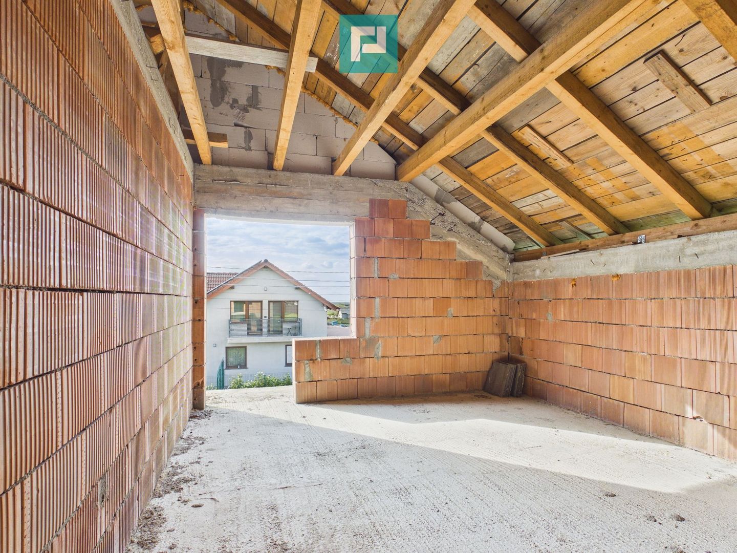 Casă la roșu cu  6 camere,  teren 500 mp în Aluniș - Poză 4