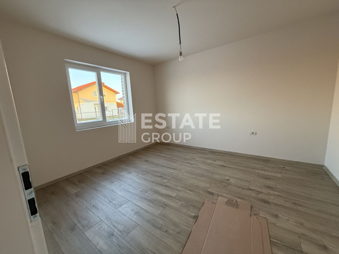 Casa individuala cu 4 camere in Mosnita Noua zona Castel - Poză 11