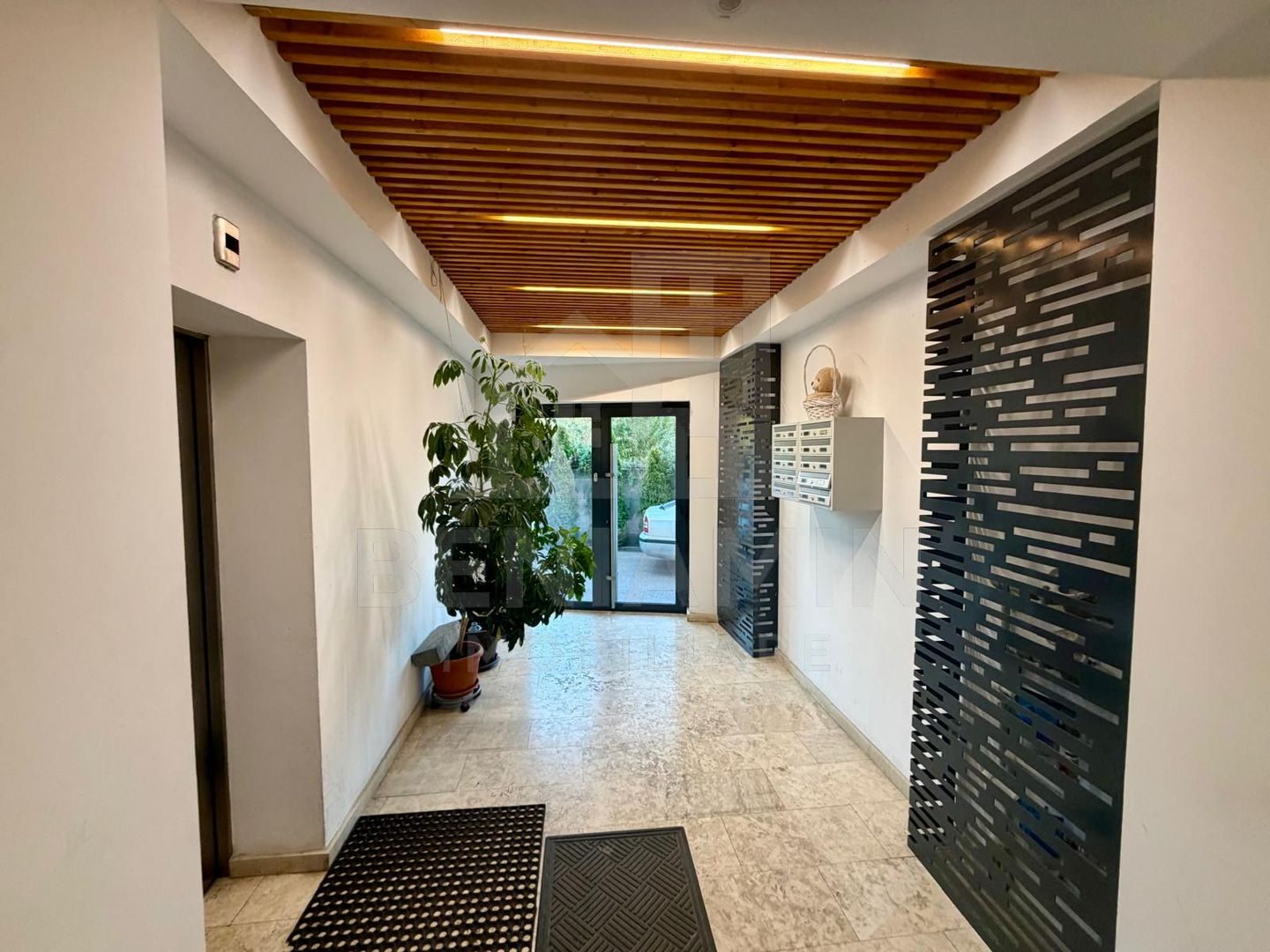 Apartament decomandat deosebit 3 camere 2 bai bloc 2020 cu parcare - Poză 15