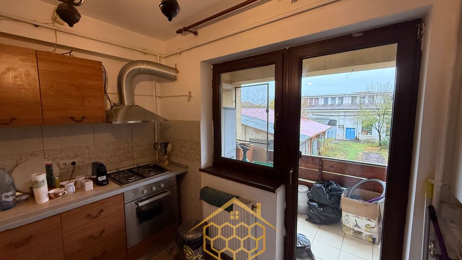 Apartament spatios 3 camere la 10 minute de centru cu loc de parcare - Poză 3