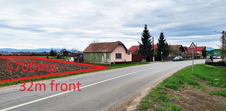 Teren intravilan pentru case in centrul Podu Oltului de 5600mp, 28 euro/mp - Poză 1