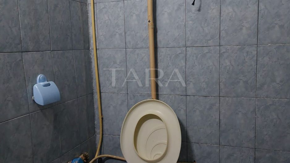 Apartament cu 3 camere - Necesită renovare completă, oportunitate pentru investitori! - Poză 6