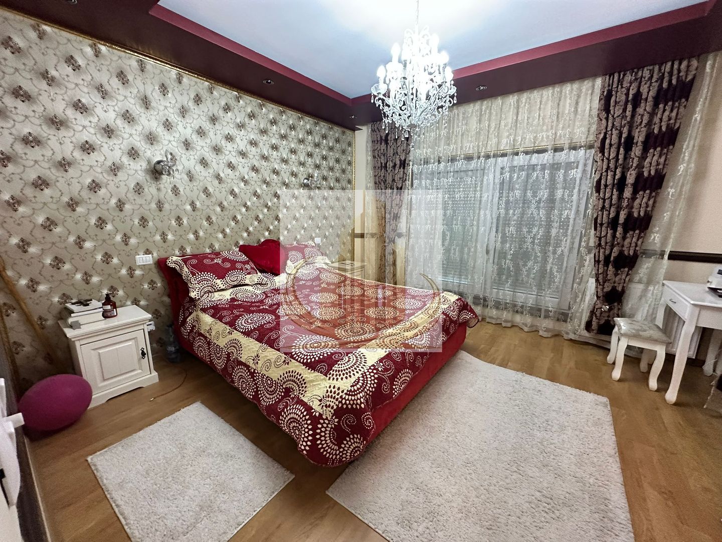 Casă premium cu panouri solare, stație EV, anexă locuibilă și grădină - Poză 7