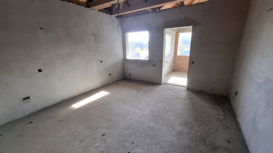 ila cu 6 camere + casă locuibilă pe teren intravilan de 1700 mp, cu vi - Poză 6