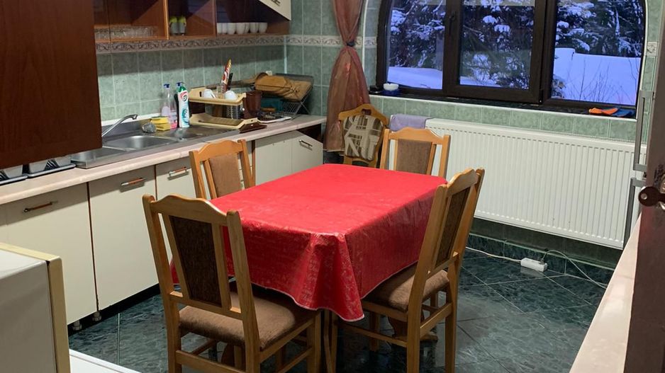 Vila Predeal 500 mp de renovat potential 6 apartamente 3 garaje - Poză 8