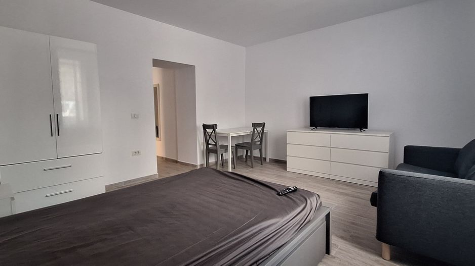 Apartament central cu o camera si loc de parcare - Poză 4