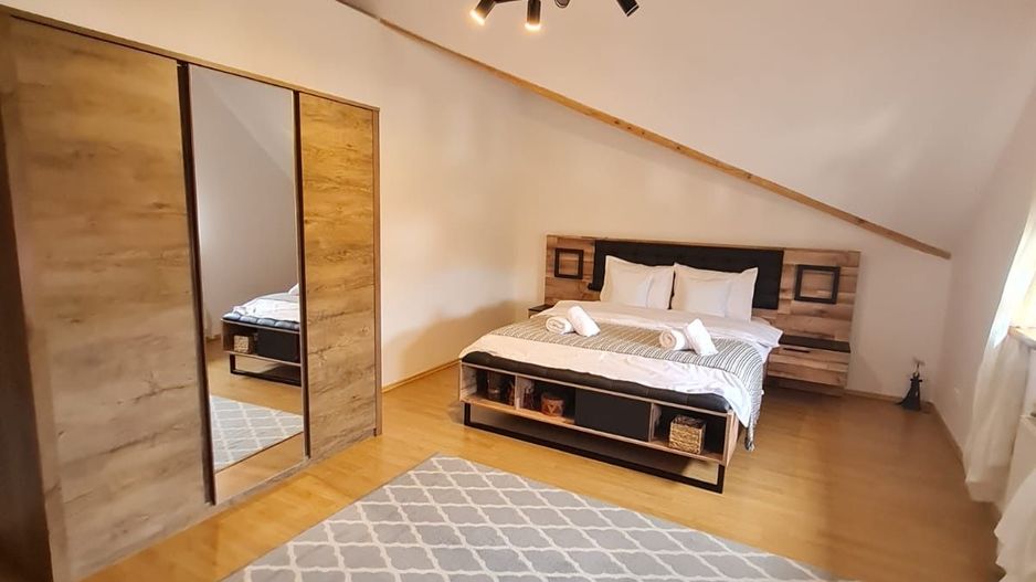 Vila spațioasă și recent renovată în Ghiroda! - Poză 11