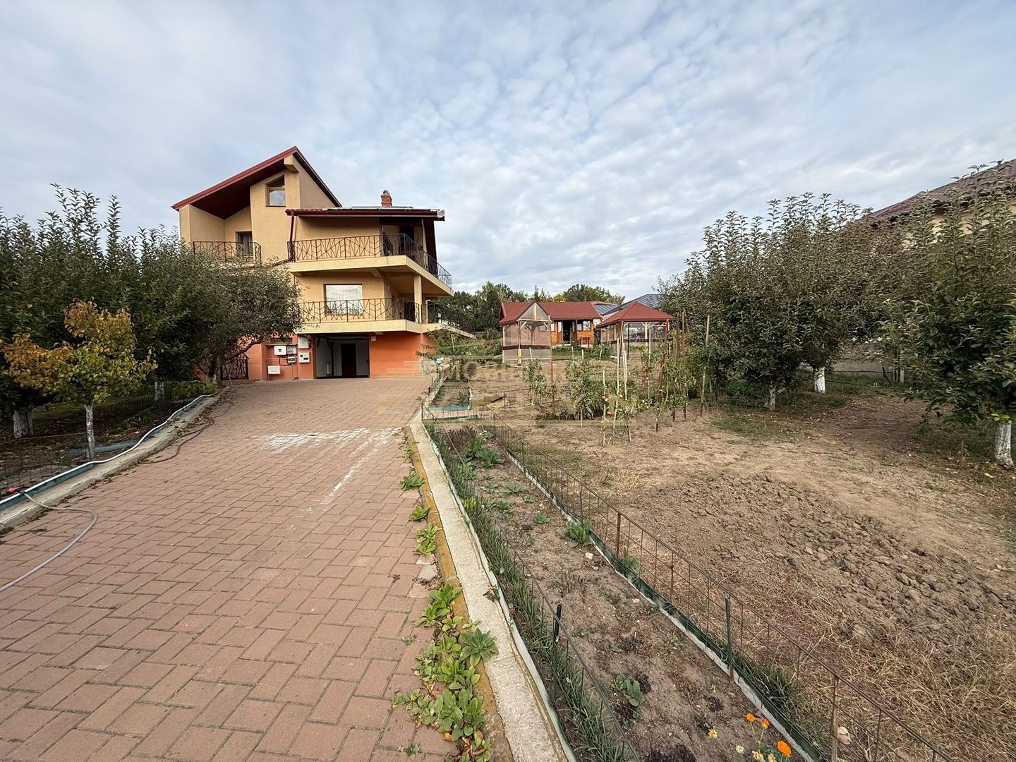 Casă S+P+M de vânzare – Șoseaua Iașului | 1.394 mp teren | - Poză 1