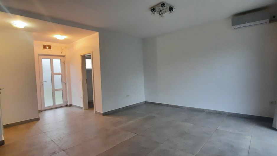 Locuinta cu 3 camere, curte si 2 locuri de parcare - Poză 6