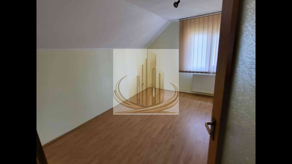 Casă spațioasă, versatilă – ideală pentru firmă sau locuință - Poză 3