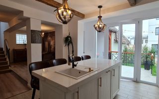 Vila spațioasă și elegantă de vânzare la intrarea în cartierul Turnișo - Poză 29