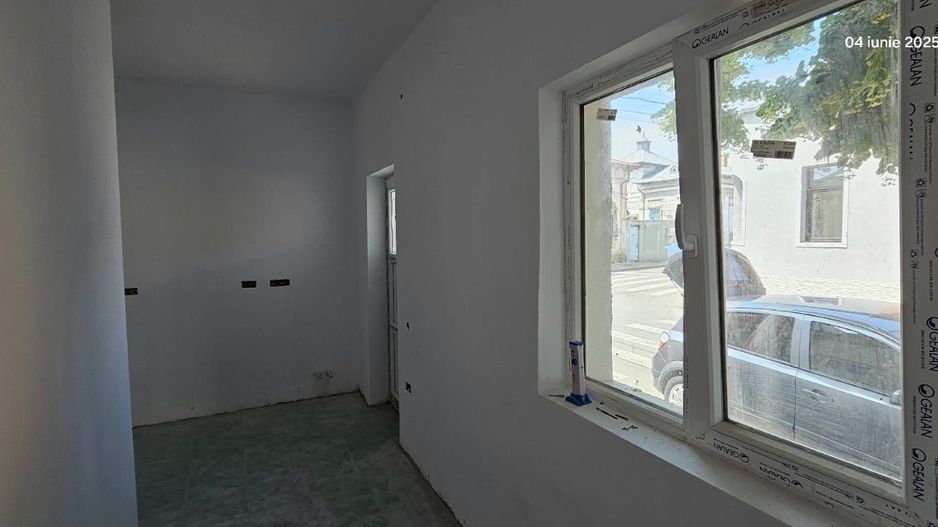 Vând apartament cu o camera, la  casa + baie proprie - zona centrala - Poză 6