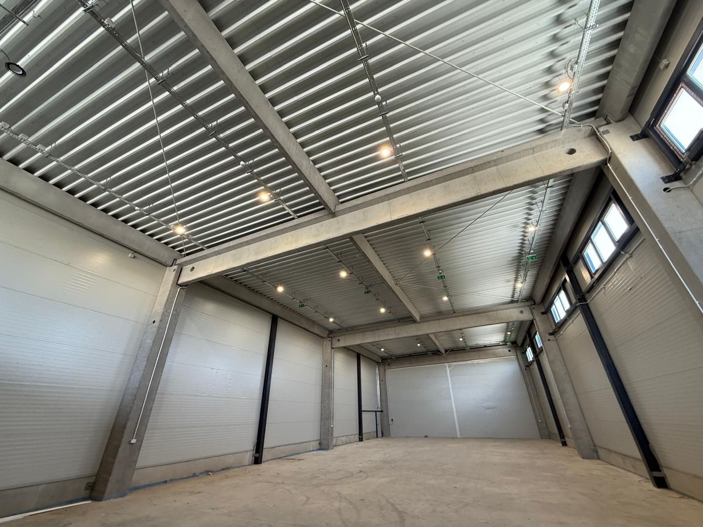 Ansamblu industrial format din 9 hale de vânzare – Popești-Leordeni - Poză 13