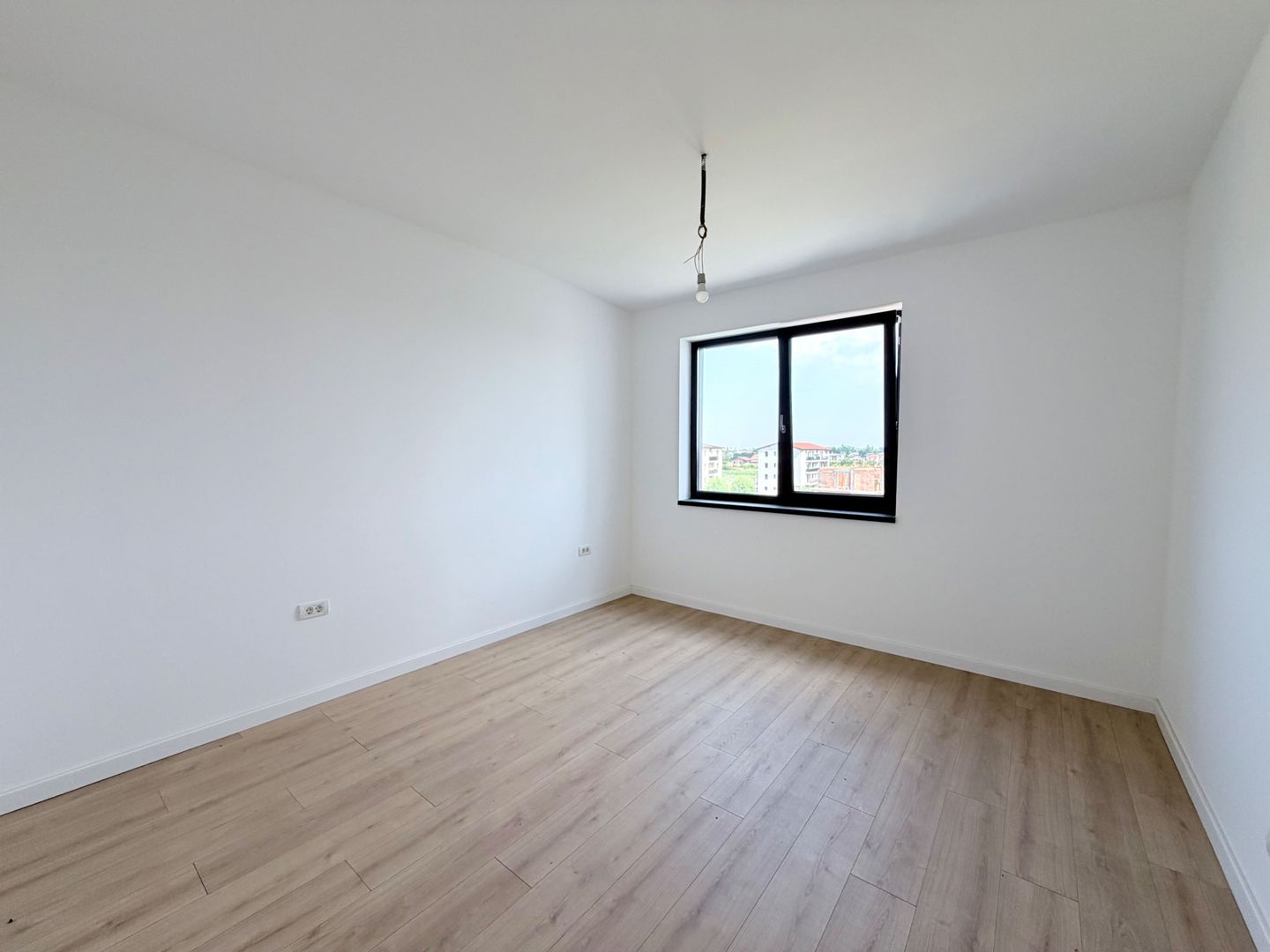 APARTAMENT CU TERASA - Poză 3