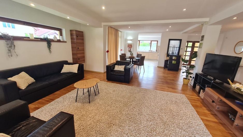 Vila spațioasă și recent renovată în Ghiroda! - Poză 57