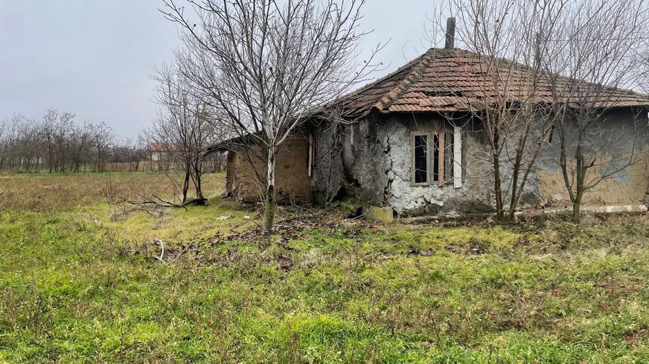 Teren intravilan 3367 mp cu casa demolabile 54 mp puț existent! - Poză 1