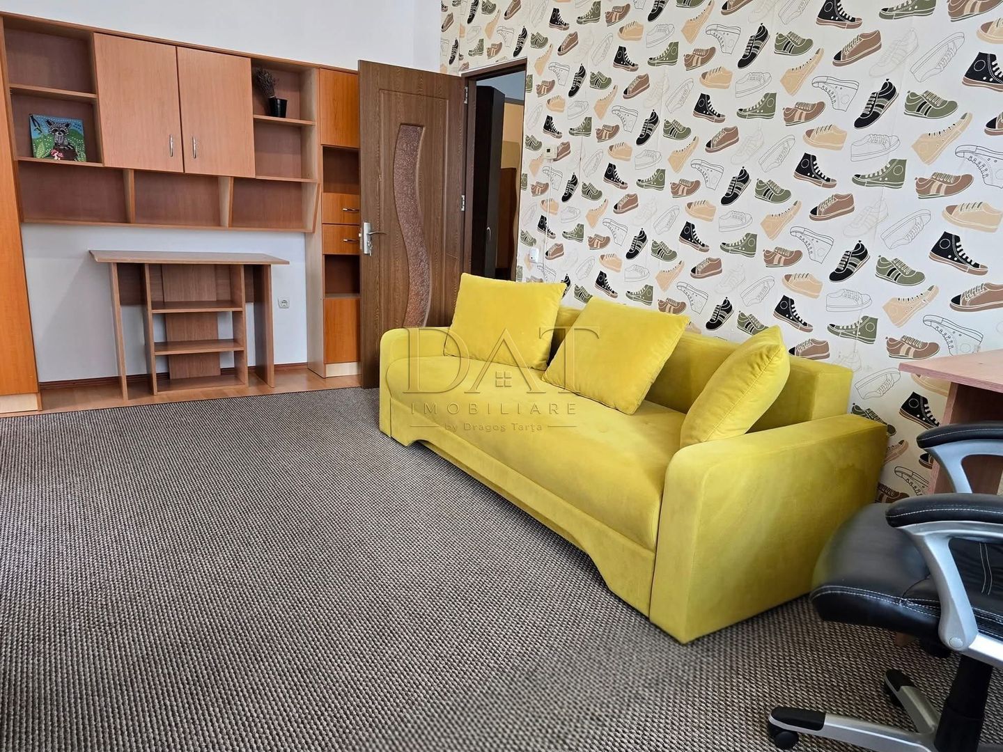 Apartament 2 camere, decomandat, parcare inclusa, zona Eroilor - Poză 1