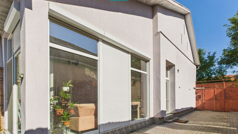 Casă cu piscină și teren generos, Sântana - Poză 1