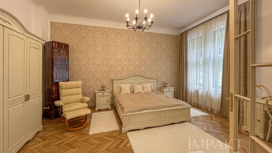 Apartament deosebit cu 3 camere, curte si parcare, aproape de Centru - Poză 2