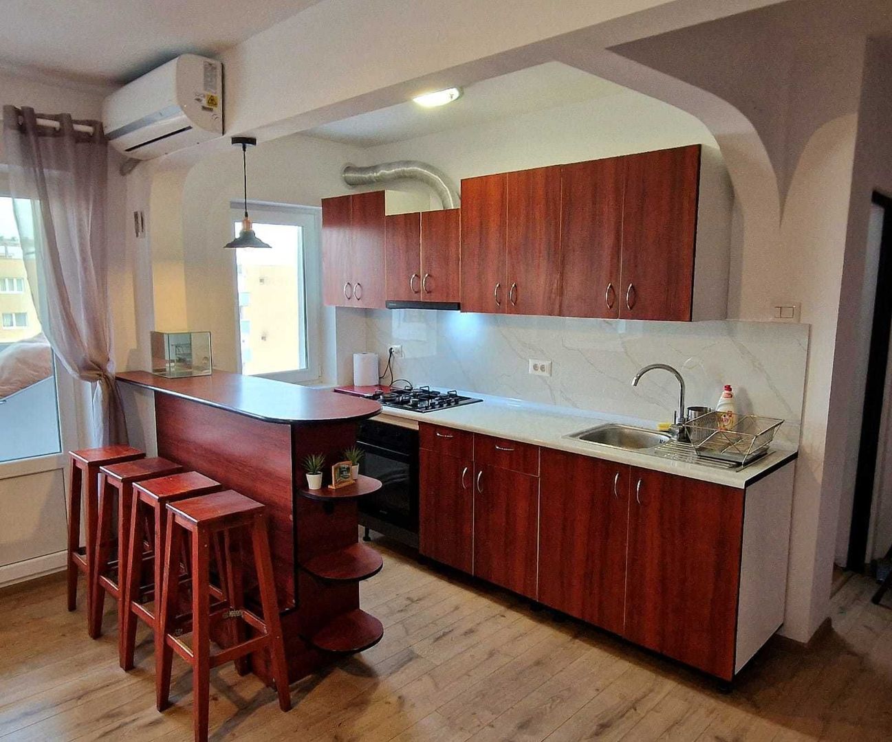 Inchiriez apartament CETATE - 3 camere plus living cu bucatarie - Poză 1