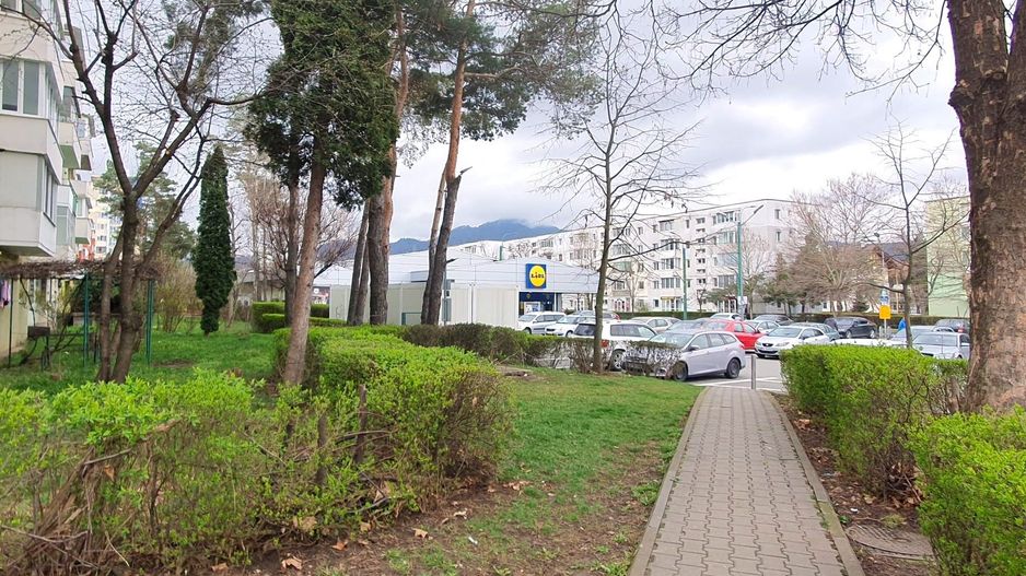 Apartament luminos cu vedere spre biserică, într-un cartier verde și liniștit. - Poză 30