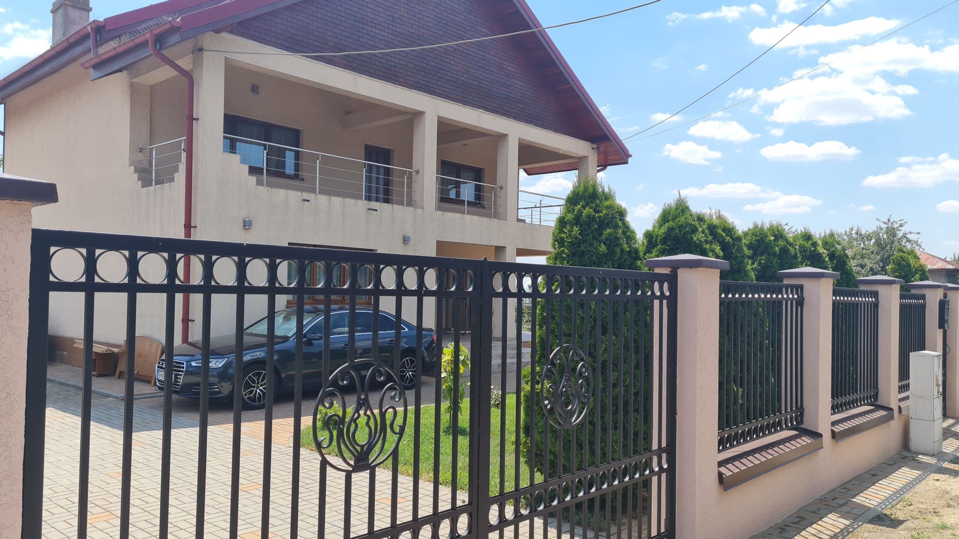 Vila impozanta in zona linistita la 15 minute de capitala! - Poză 1