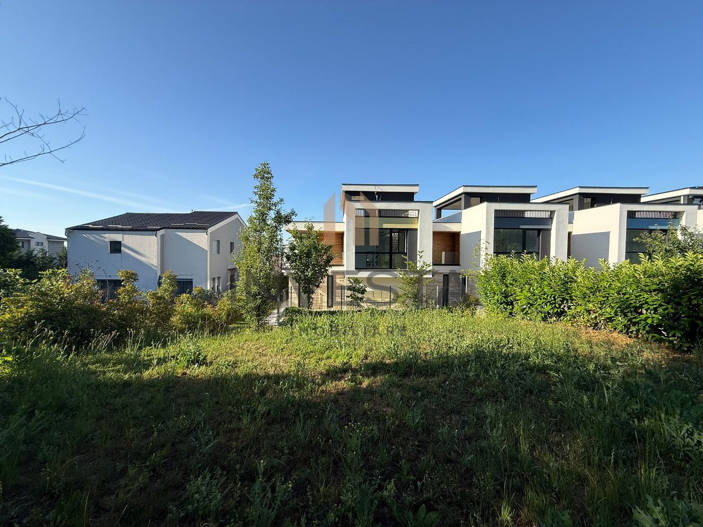 Casa moderna cu terasa panoramica de 40 mp, zona Voronet, Iris - Poză 15