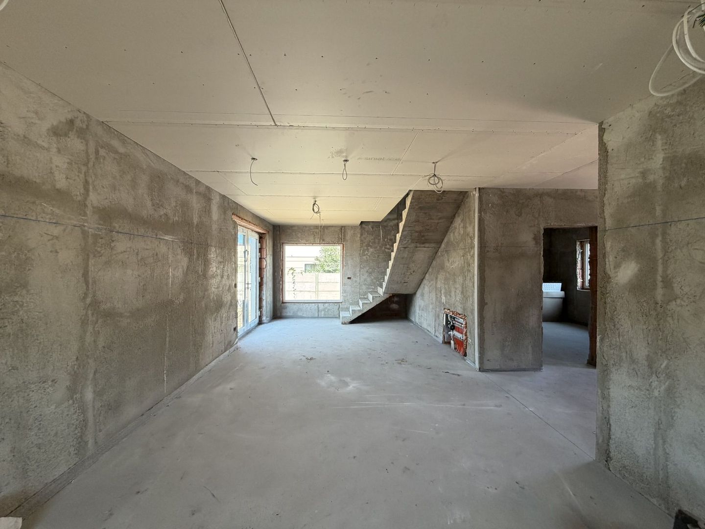 Casa la gri, 4 dormitoare, 3 bai, teren 400 mp - Poză 3