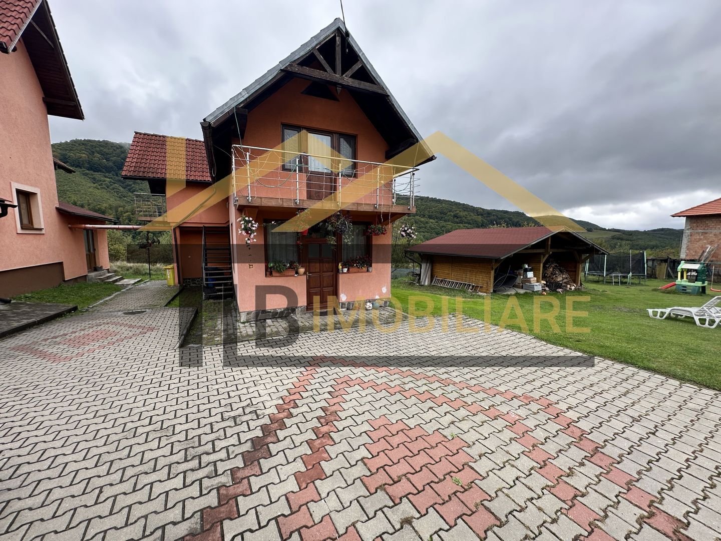 Vila cu 8 camere de vanzare, teren 1580mp, Zona Praid - Poză 3