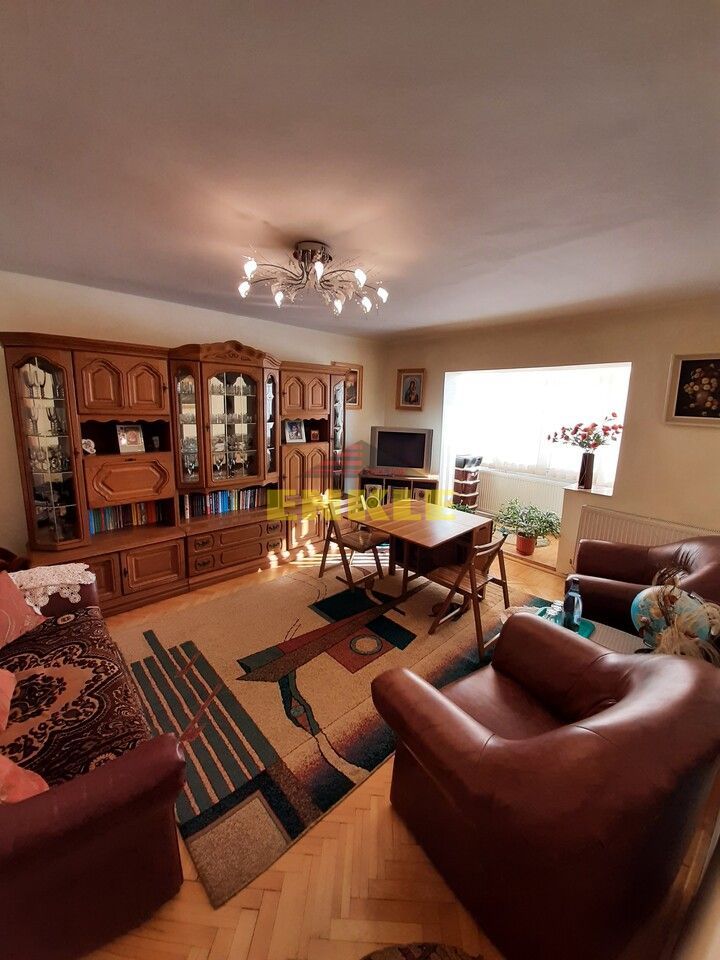 Apartament 3 camere, zona Bd.George Enescu , et.1, mobilat/utilat, pret negociabil ! - Poză 1