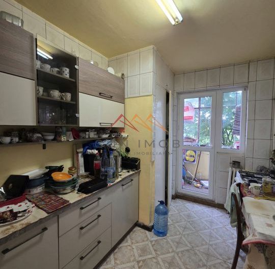 Apartament 3 camere, decomandat, centru, Ploiesti, Prahova - Poză 2