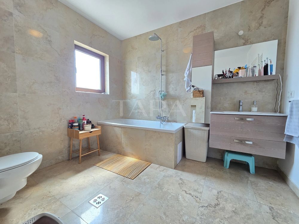 Apartament 3 camere, singur pe etaj, 2 balcoane, parcare. - Poză 7