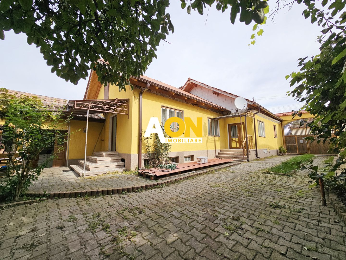 Casa cu 4 camere, 2024 mp teren, la asfalt, cu utilitati, Vintu de Jos - Poză 1