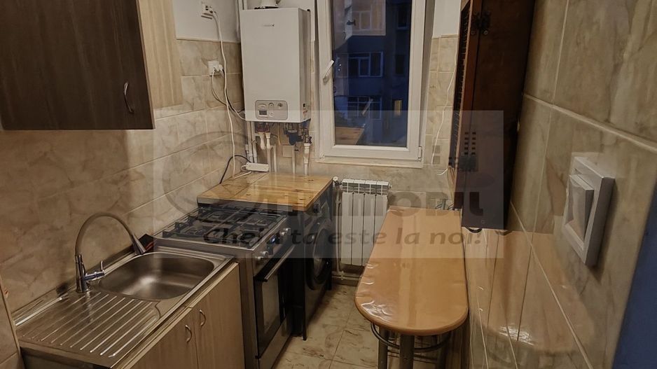 Apartament semidecomandat cu 3 camere si balcon - Podu Ros - 500€ - Poză 6