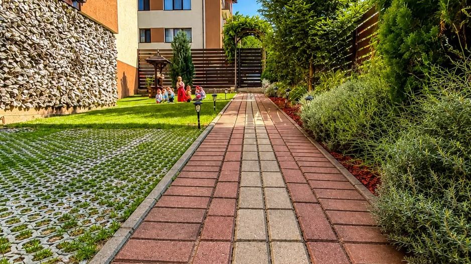 Apartament 3 camere, curte, boxa, parcare, Sub Cetate - Poză 1