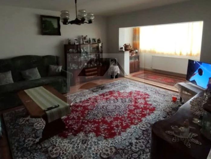 Apartament cu trei camere,  zona Racadau ,83 mp , etaj intermediar - Poză 1