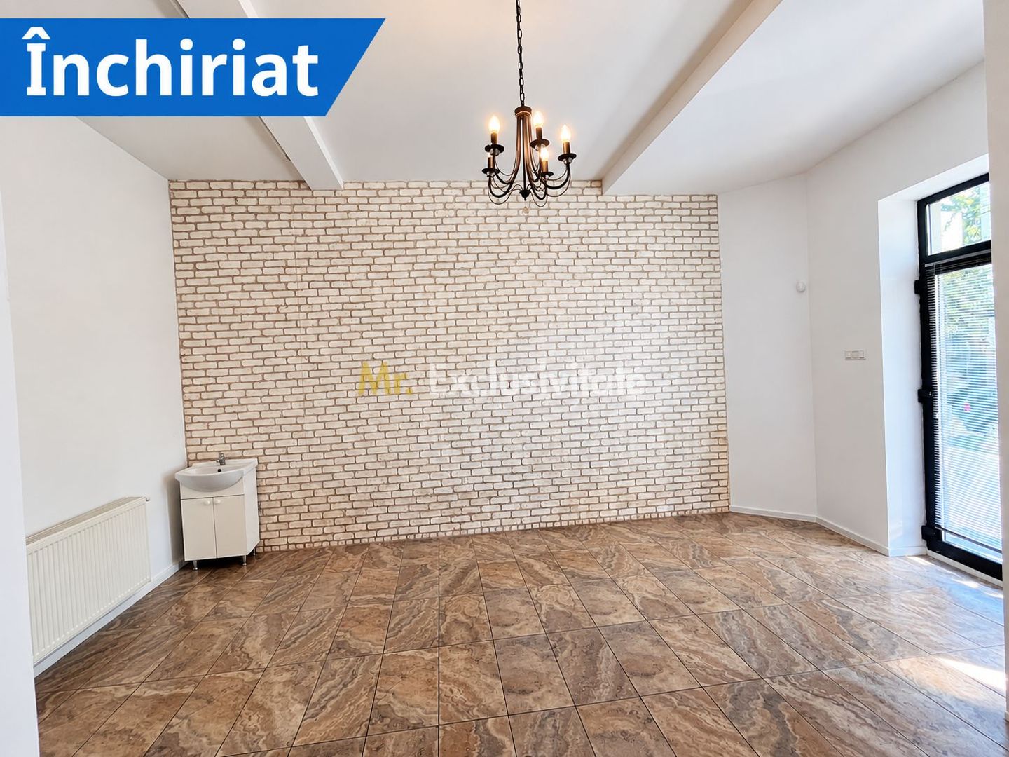 Spatiu stradal, central, cu vad comercial si vizibilitate excelenta - Poză 1