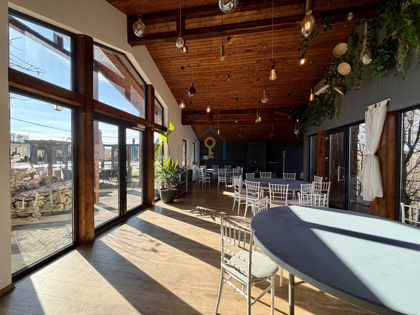 Proprietate unică de vânzare – piscină, restaurant, terasă - Poză 3