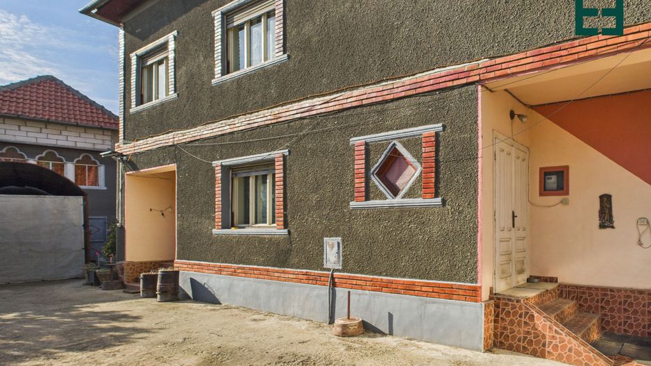 Casă cu 10 camere și 1437 mp teren în Ineu - Arad - Poză 2