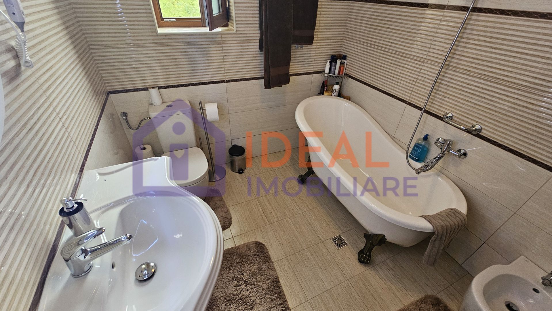 Casă deosebită, cu 5 camere, cu teren de 1132 mp – Cisnădioara - Poză 21