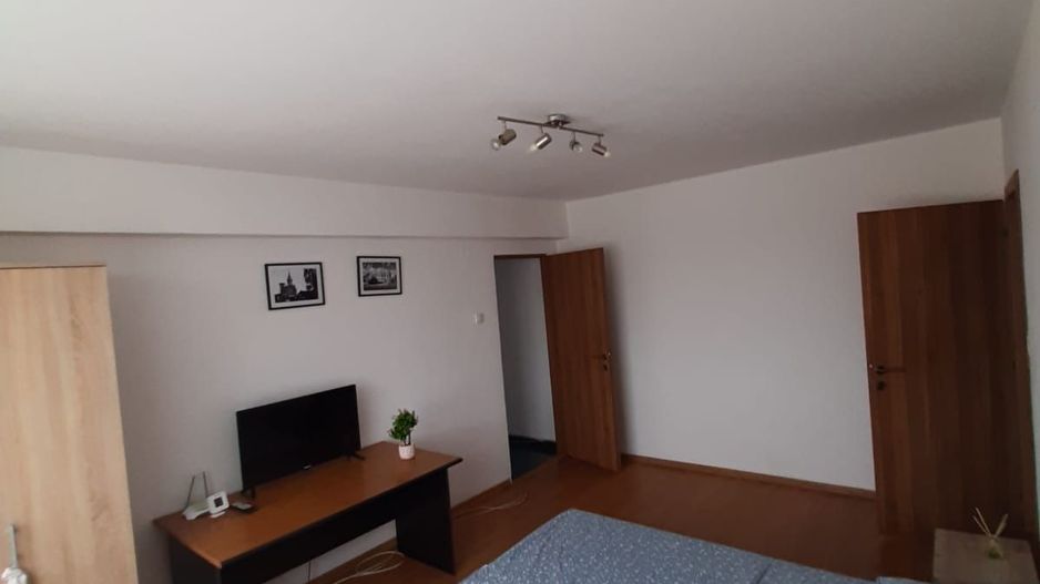 Apartament cu 3 camere - Centru/Piata 700 - Poză 2