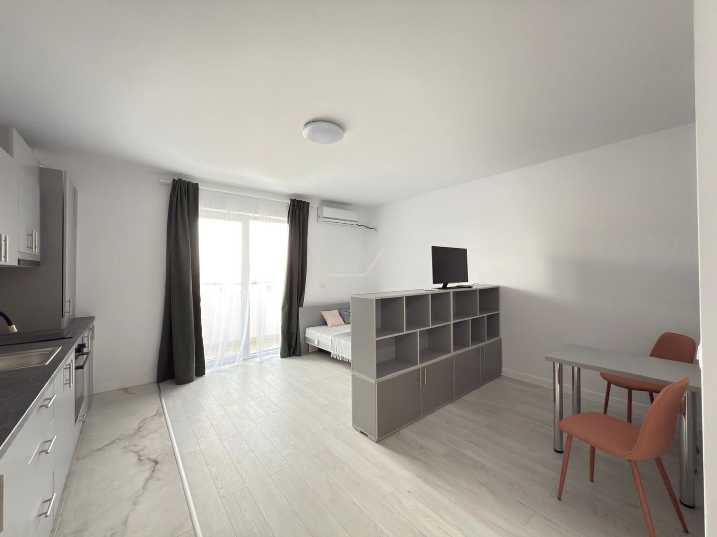 Apartament tip studio. Loc de depozitare in pod. Asfalt. - Poză 3