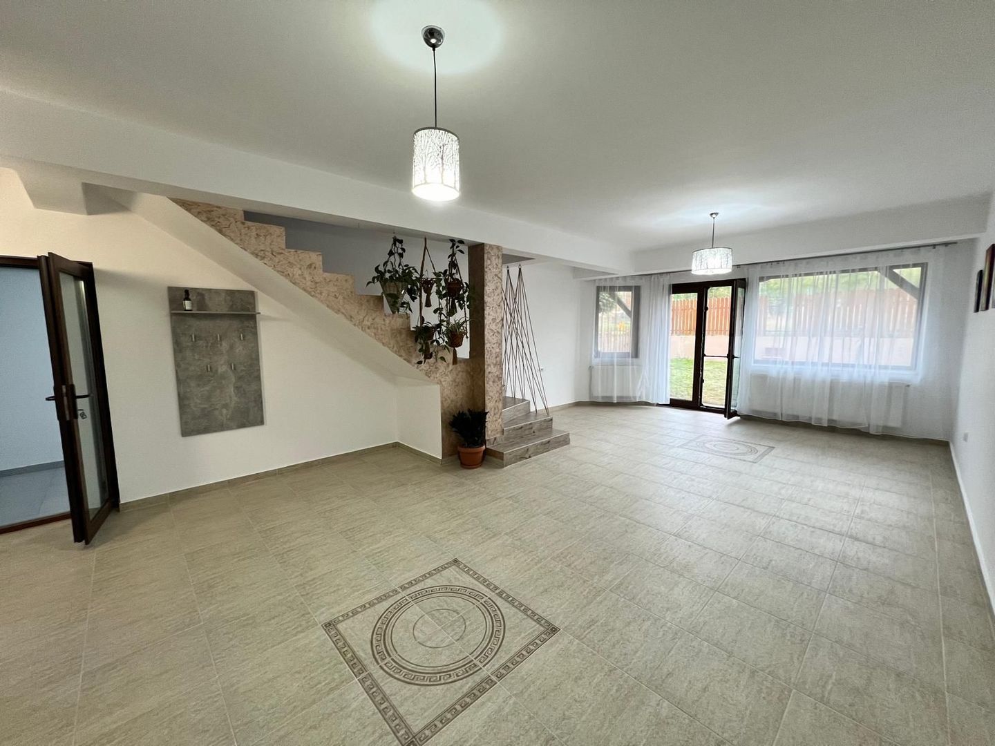 Casa cu 7 camere | 3 balcoane | Garaj | 220 mp + 80 mp curte | Cartier Panorama - Poză 2