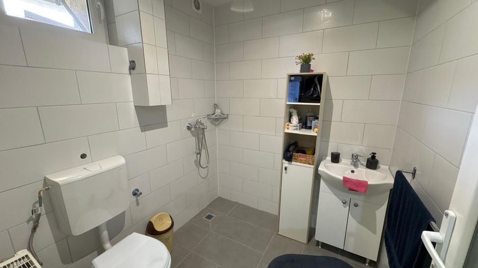 Casă de vanzare 6 camere 220 m² utili cu 376 M² teren la șosea - Poză 13