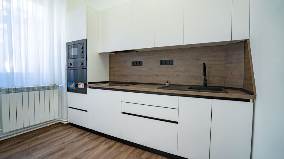 Apartament cu 2 camere, casă la curte comună – Central, Oradea - Poză 1