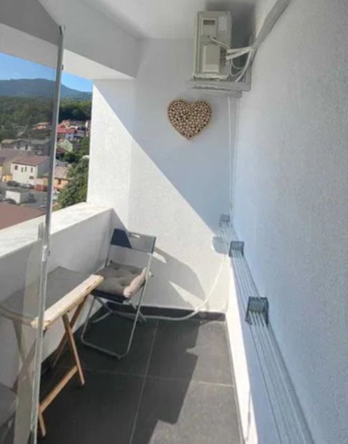 Un apartament care bifează exact ce contează spațiu lumină liniște și parcare - Poză 2