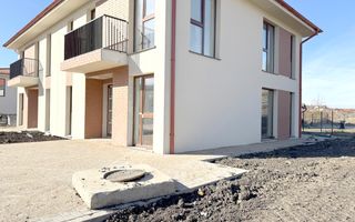 Casa cuplata in zona accesibila cu CF. - Poză 1