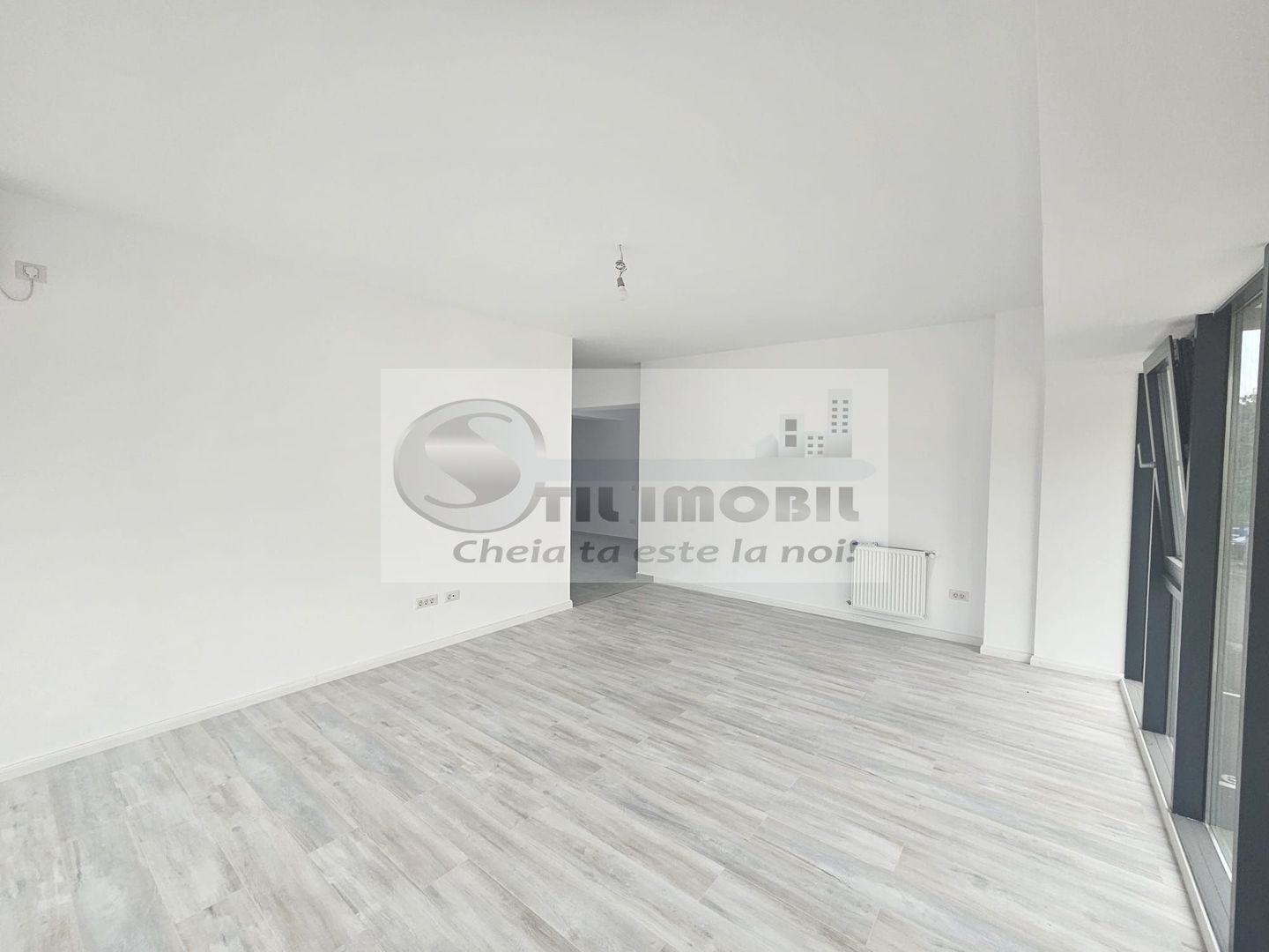 INTABULAT! MUTARE IMEDIATA! Apartament cu 2 camere decomandat Central - Poză 3