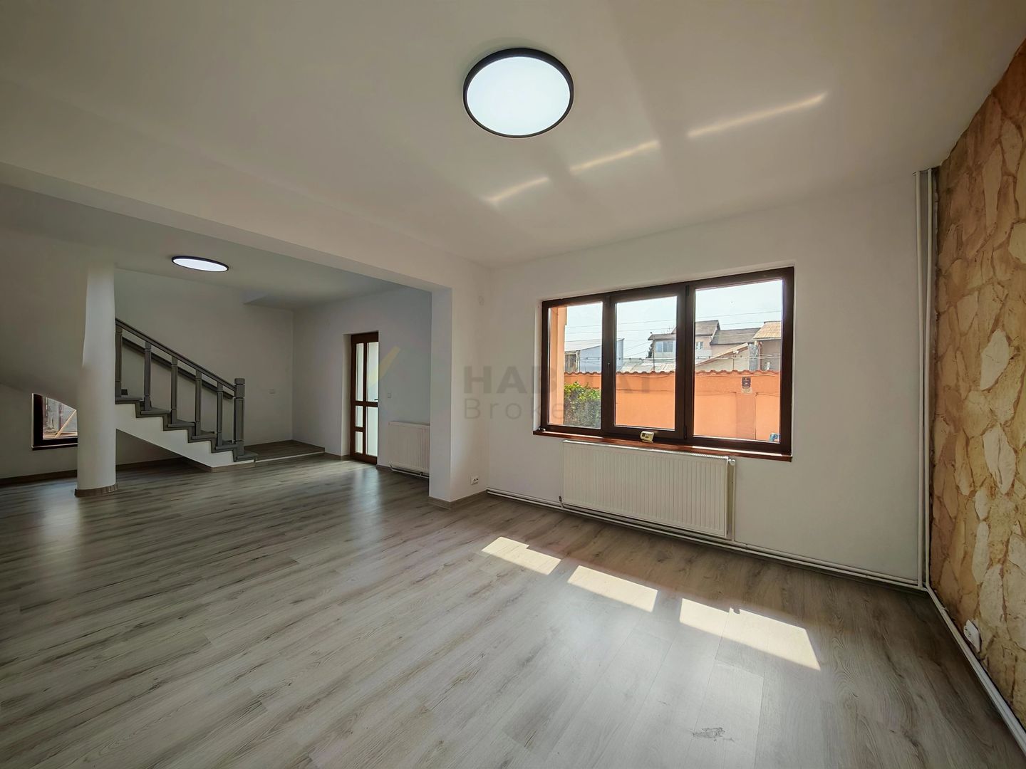 Vilă Individuală cu o curte generoasa zona Aparatorii Patriei - Poză 2