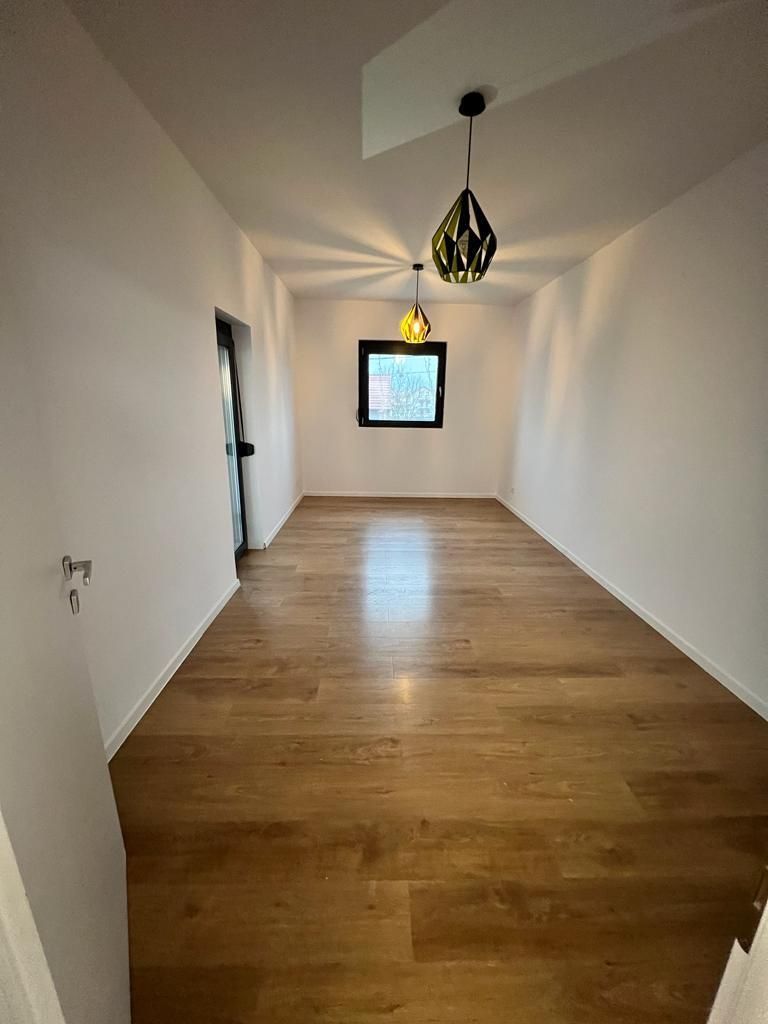 Locuinta moderna spatioasa cu garaj - Poză 20